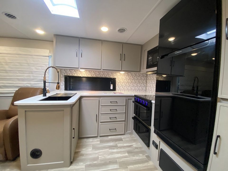 Types Of Aluminum Furniture Suitable For Different Spaces In RVs