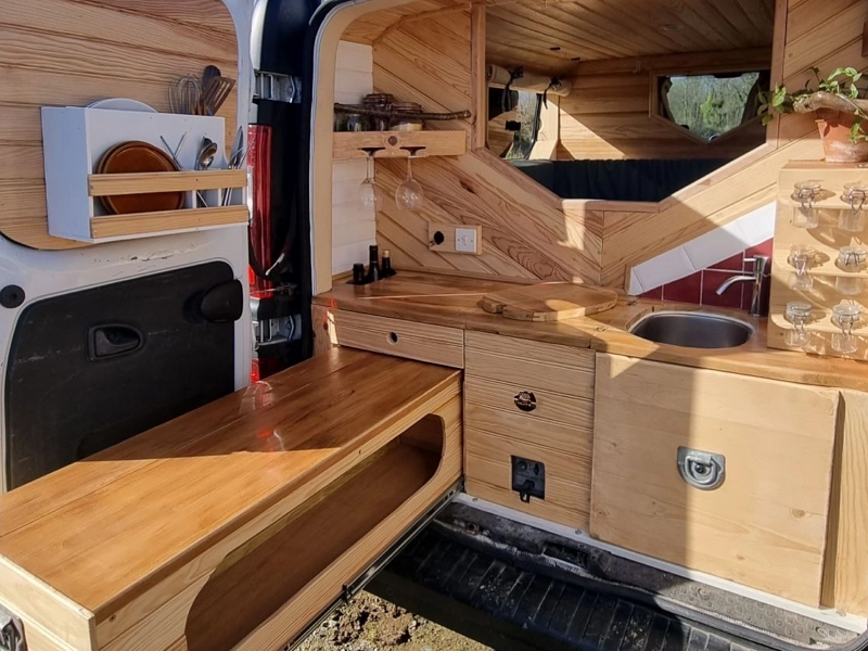 Why Choose Right Aluminum As Your RV Furniture Supplier?